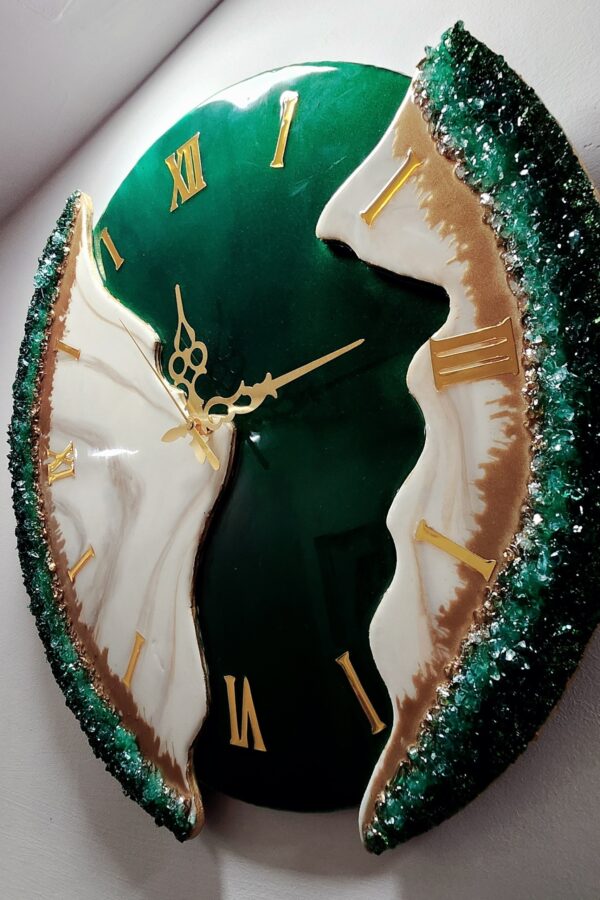 Emerald Shattered Geode Resin Wall Clock - Image 3