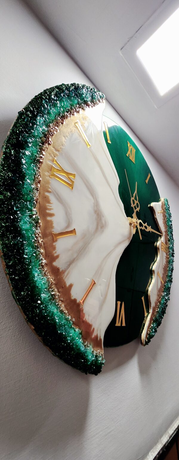 Emerald Shattered Geode Resin Wall Clock - Image 5